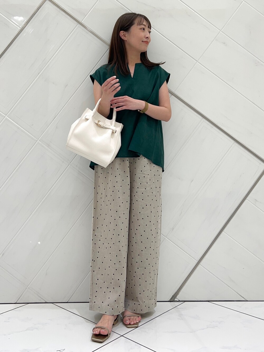 グリーン系のシャツ/ブラウス、ベージュ系のその他パンツ、ゴールド系のサンダルを着用したレディースの夏コーディネートの6枚目の写真