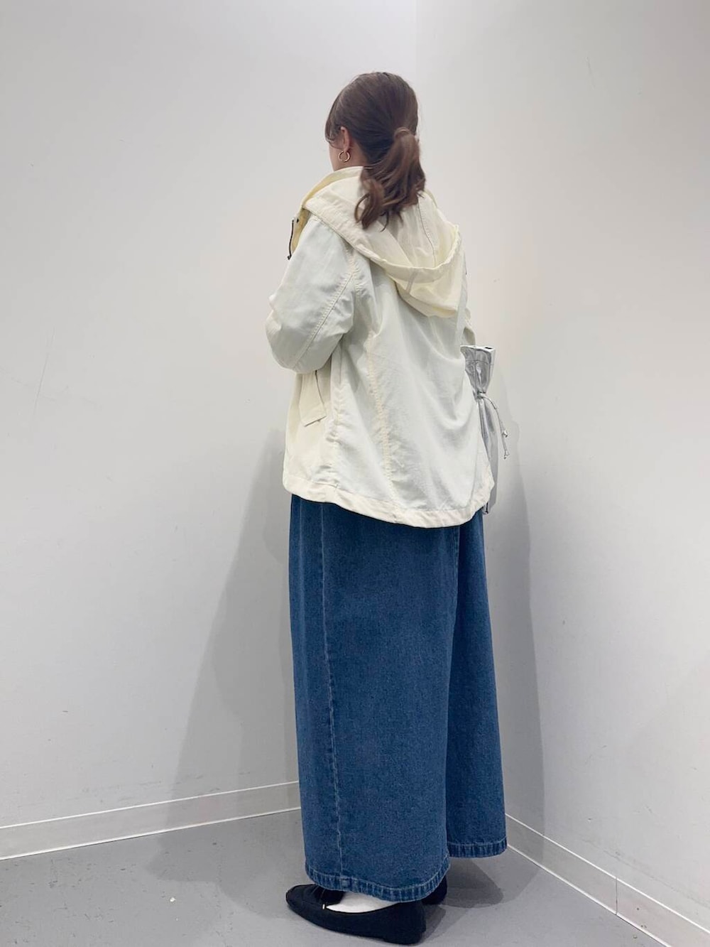 ブラック系のローファー、グレー系のTシャツ/カットソー、シルバー系のトートバッグを着用したレディースの春コーディネートの2枚目の写真