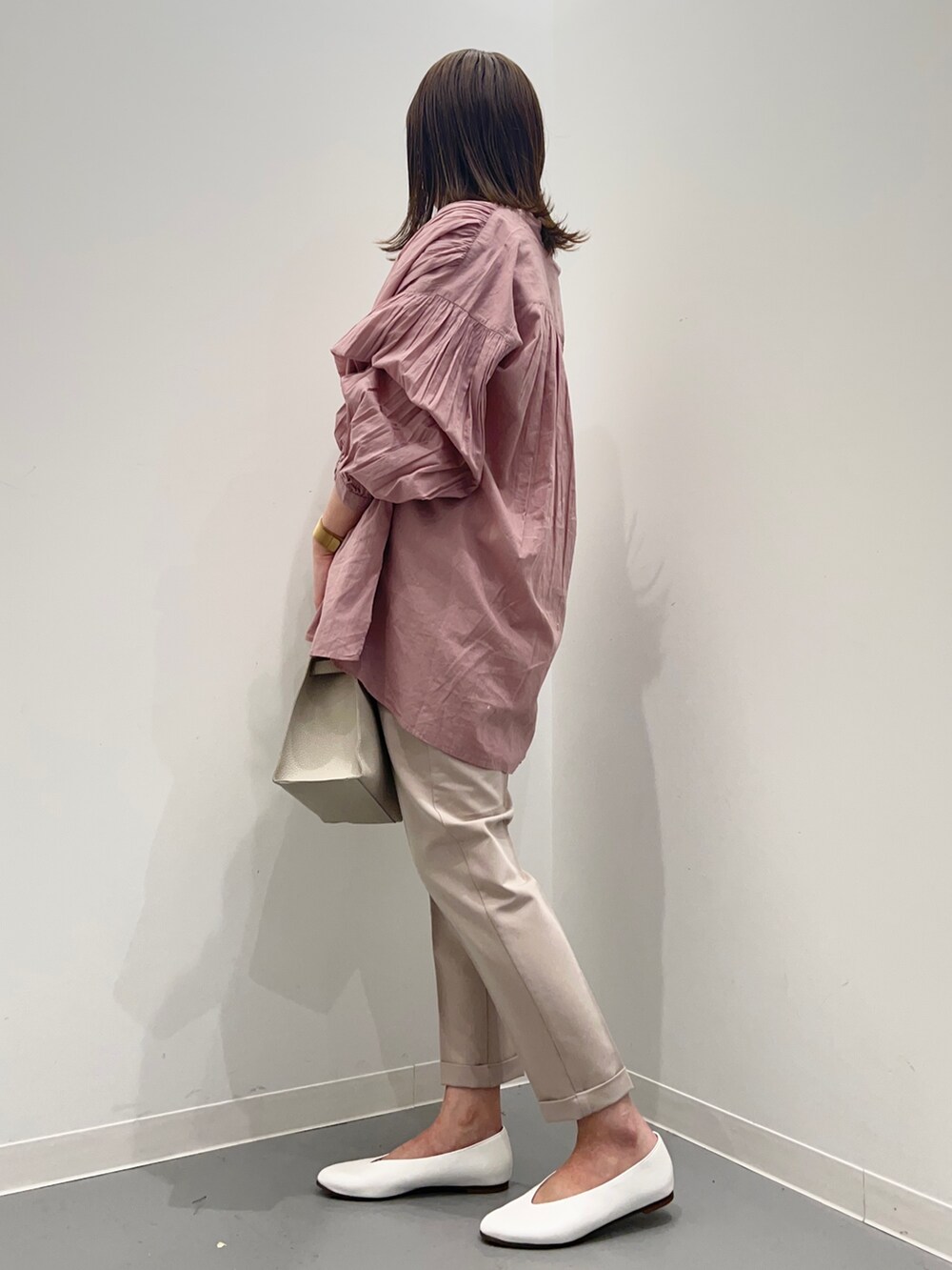 ピンク系のシャツ/ブラウス、ベージュ系のその他パンツ、ホワイト系のパンプスを着用したレディースの春コーディネートの4枚目の写真