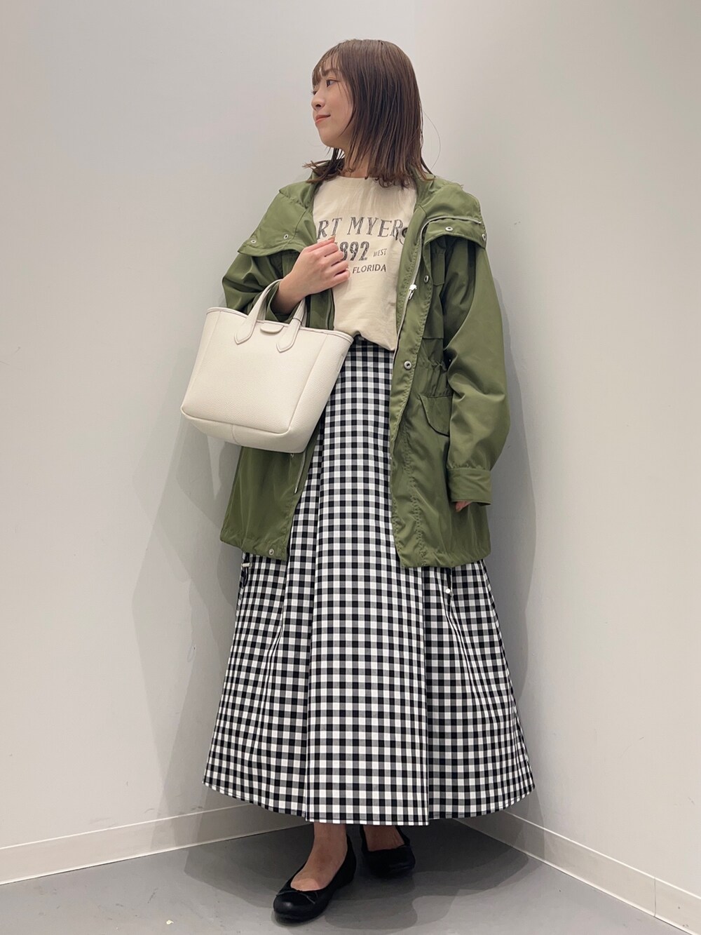 その他のスカート、ベージュ系のTシャツ/カットソー、グリーン系のその他アウターを着用したレディースの春コーディネートの3枚目の写真