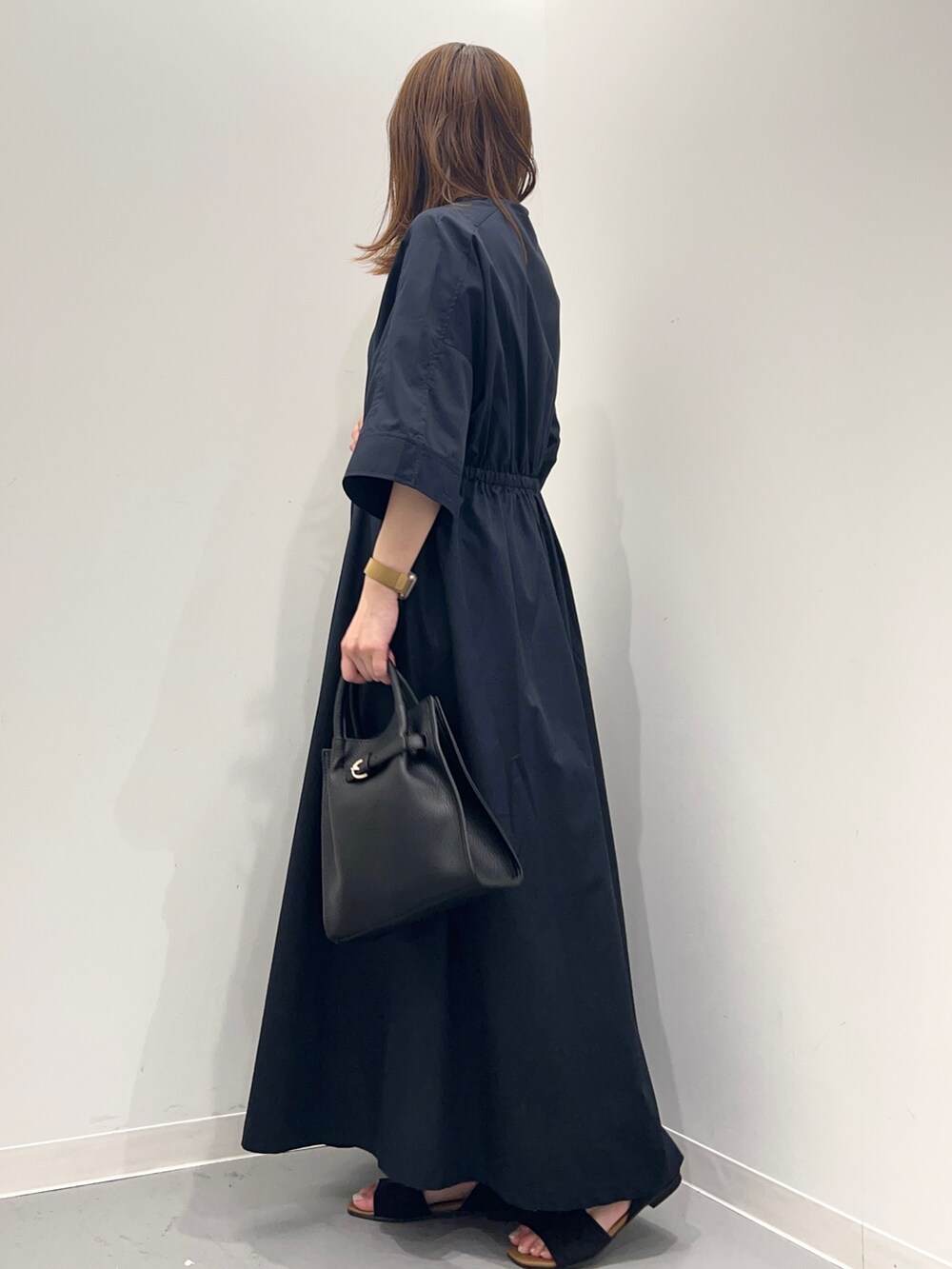 ブルー系のワンピース、ブラック系のトートバッグ、ブラック系のサンダルを着用したレディースの夏コーディネートの3枚目の写真