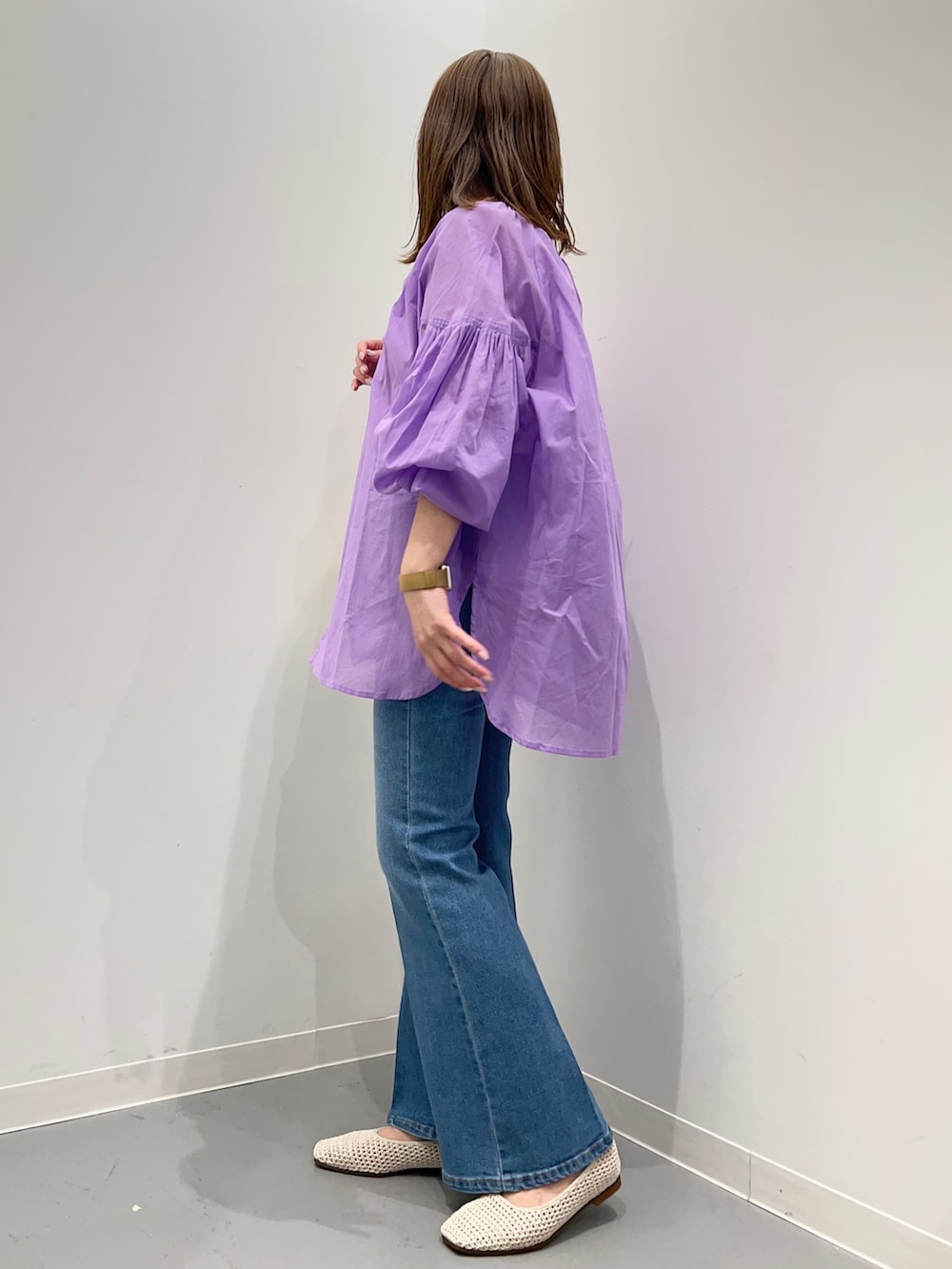 パープル系のシャツ/ブラウス、ブルー系のデニムパンツ、ブラック系のハンドバッグを着用したレディースの春コーディネートの3枚目の写真