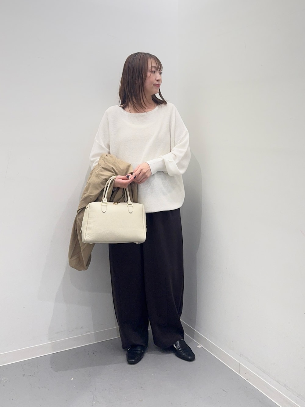 ホワイト系のニット/セーター、ベージュ系のナイロンジャケット、ブラウン系のその他パンツを着用したレディースの春コーディネートの6枚目の写真