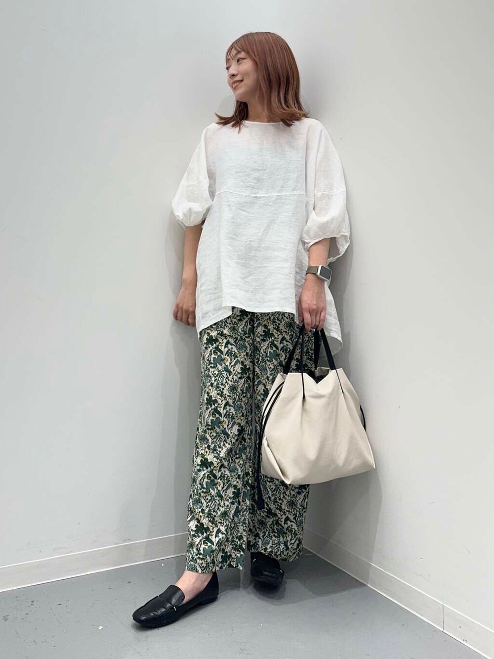 ブラック系のローファー、ホワイト系のシャツ/ブラウス、ホワイト系のショルダーバッグを着用したレディースの夏コーディネートの3枚目の写真