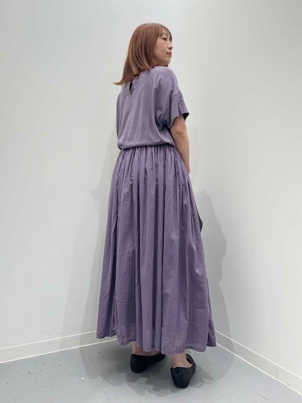 ブラック系のローファー、パープル系のワンピース、ブラック系のショルダーバッグを着用したレディースの夏コーディネートの3枚目の写真