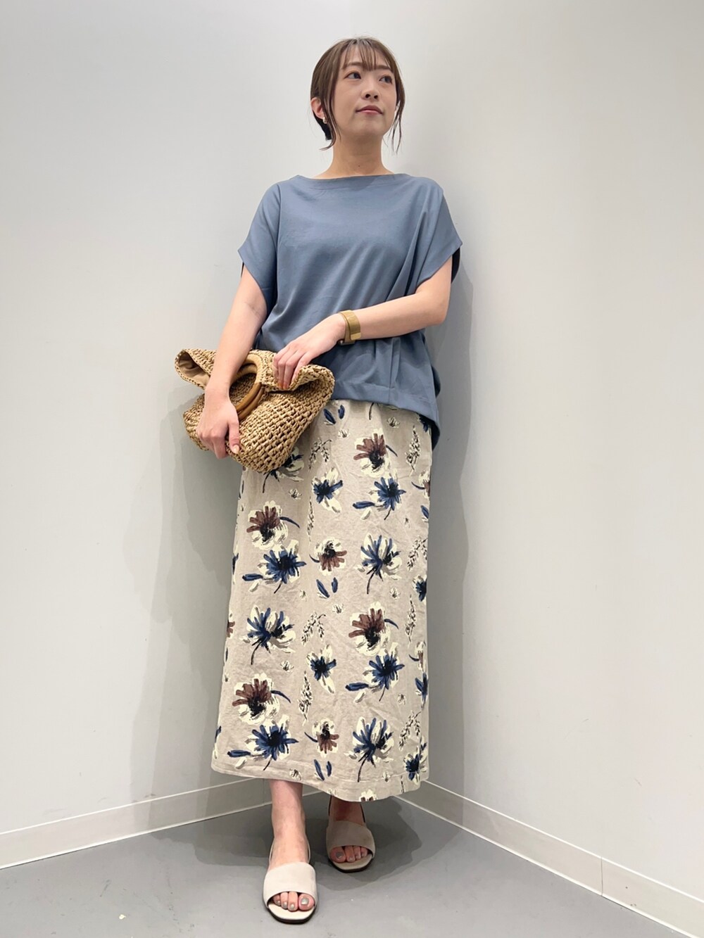 ブルー系のTシャツ/カットソー、パープル系のスカート、ホワイト系のサンダルを着用したレディースの夏コーディネートの2枚目の写真