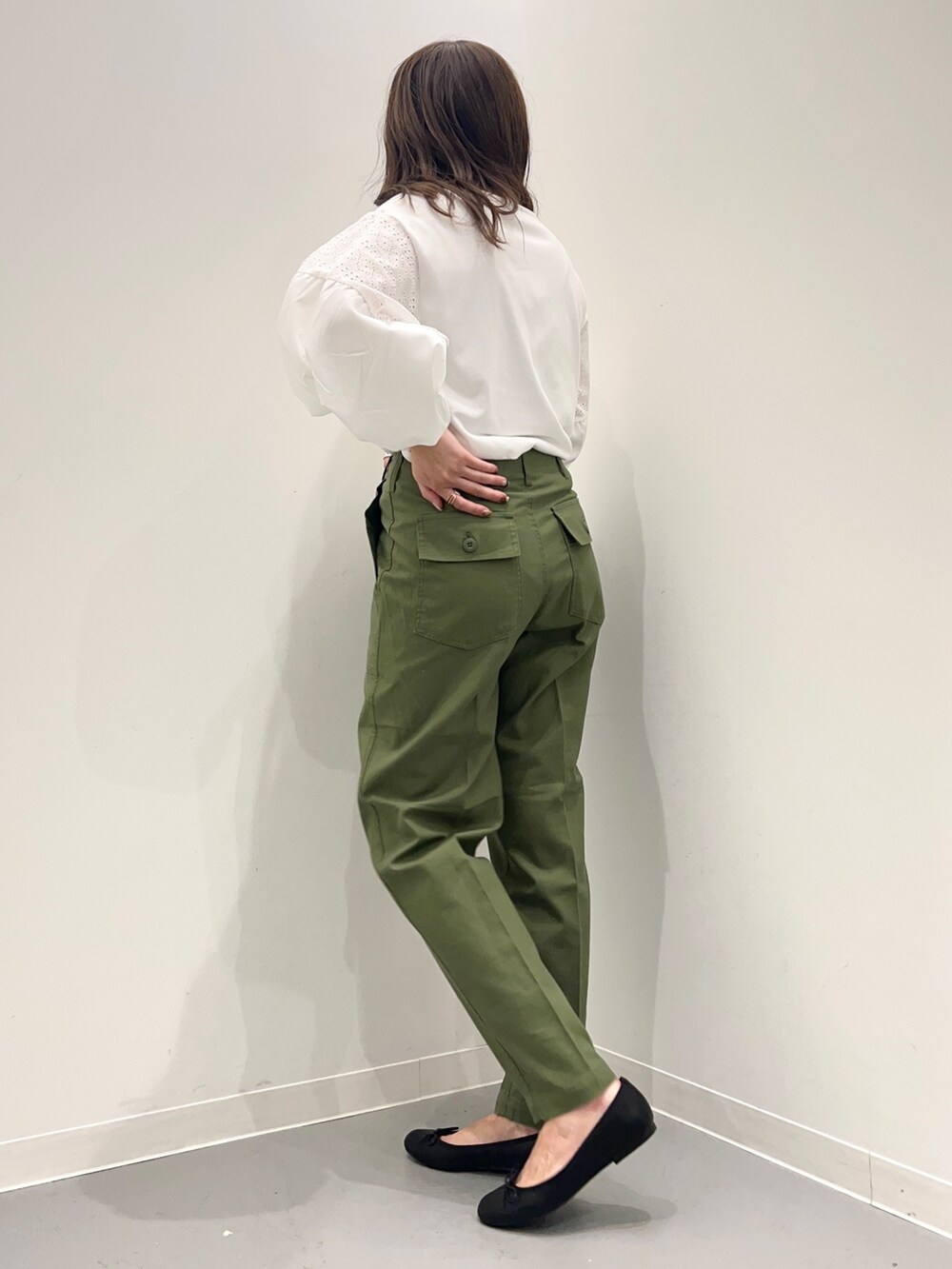 ホワイト系のTシャツ/カットソー、グリーン系のその他パンツを着用したレディースの秋コーディネートの3枚目の写真