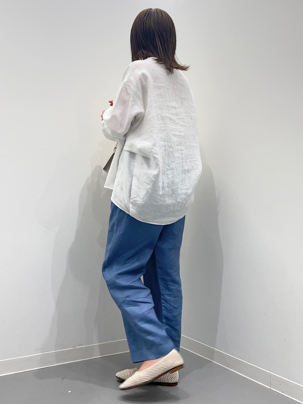 ホワイト系のシャツ/ブラウス、ブルー系のその他パンツ、ホワイト系のカーディガン/ボレロを着用したレディースの春コーディネートの4枚目の写真