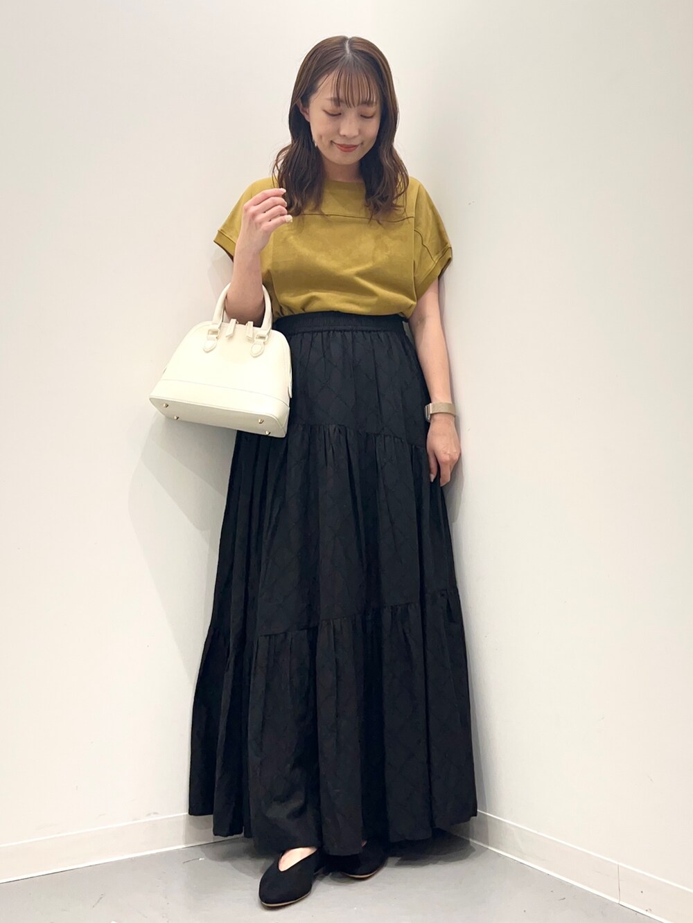 その他のトップス、ブラック系のスカート、ホワイト系のショルダーバッグを着用したレディースの夏コーディネートの2枚目の写真