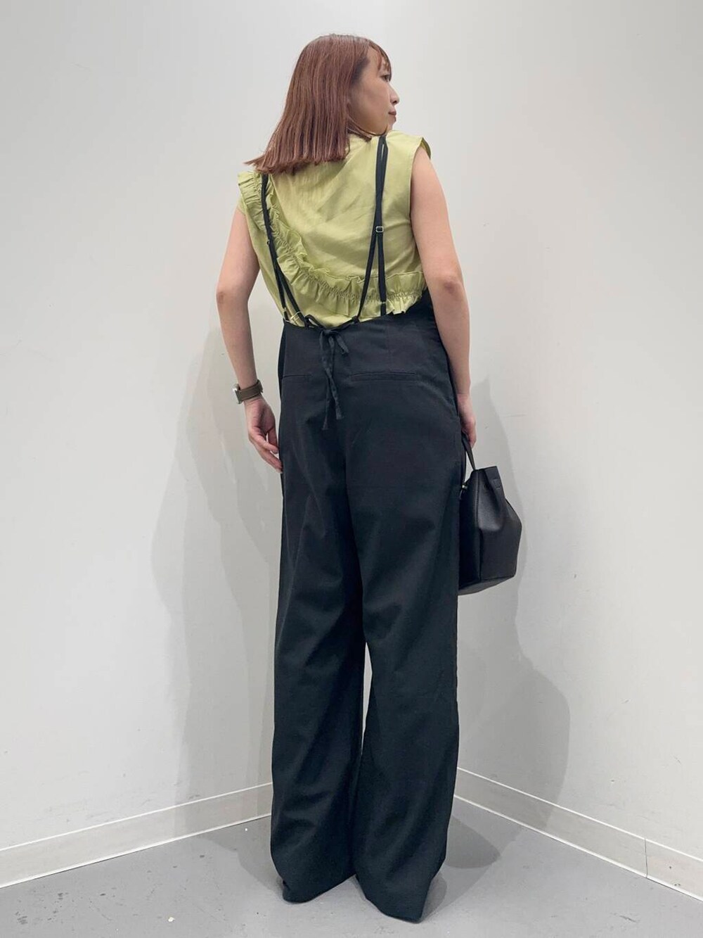 ブラック系のサンダル、ブラック系のショルダーバッグ、ブラック系のサロペット/オーバーオールを着用したレディースの夏コーディネートの4枚目の写真