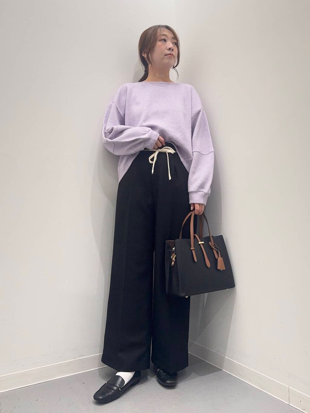 ブラック系のローファー、ブラック系のトートバッグ、パープル系のTシャツ/カットソーを着用したレディースの冬コーディネートの2枚目の写真