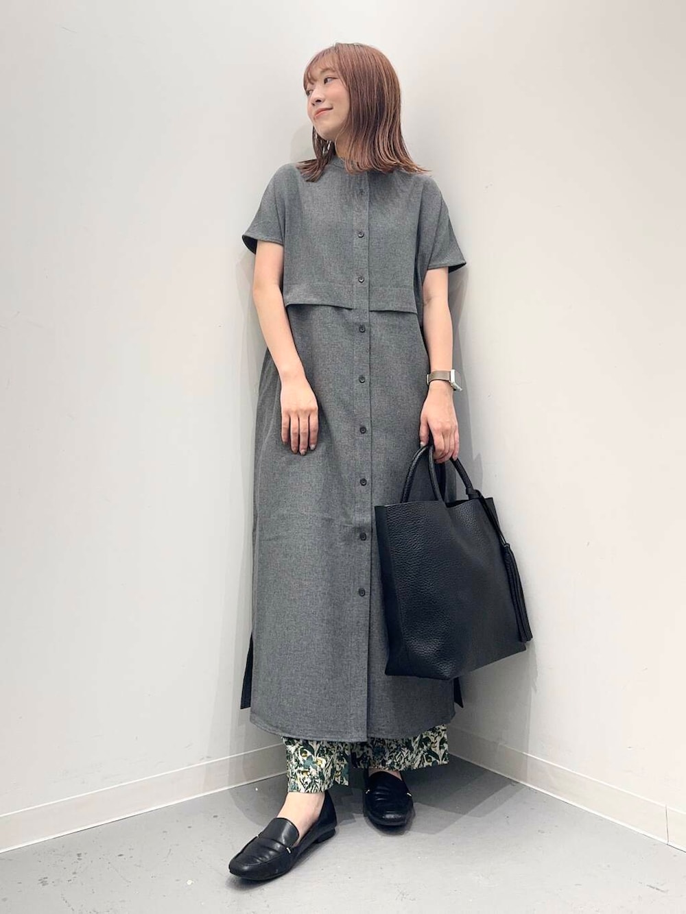 ブラック系のローファー、ブラック系のトートバッグ、グレー系のワンピースを着用したレディースの夏コーディネートの5枚目の写真