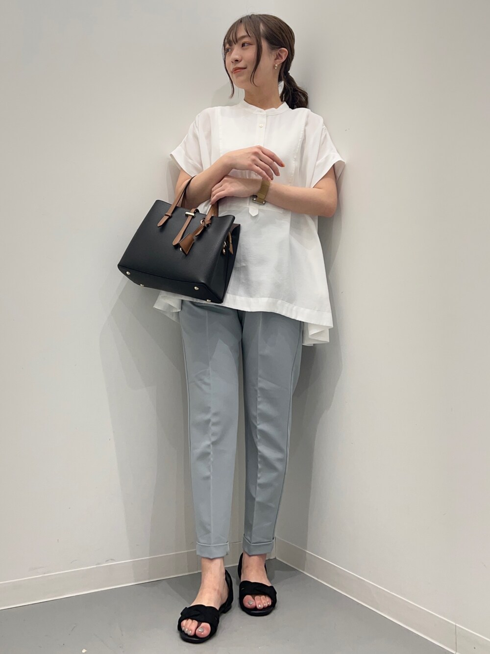 ホワイト系のシャツ/ブラウス、ブルー系のその他パンツ、ブラック系のサンダルを着用したレディースの夏コーディネートの5枚目の写真