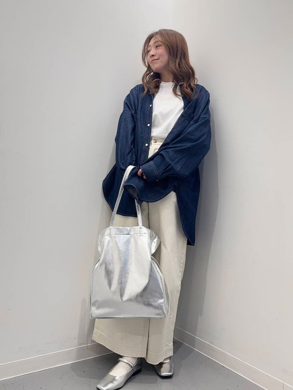 ホワイト系のその他パンツ、シルバー系のトートバッグ、シルバー系のパンプスを着用したレディースの春コーディネートの4枚目の写真