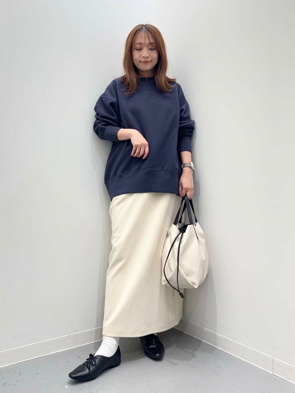 ホワイト系のショルダーバッグ、ブラック系のその他シューズ、ブルー系のスウェットを着用したレディースの秋コーディネートの2枚目の写真