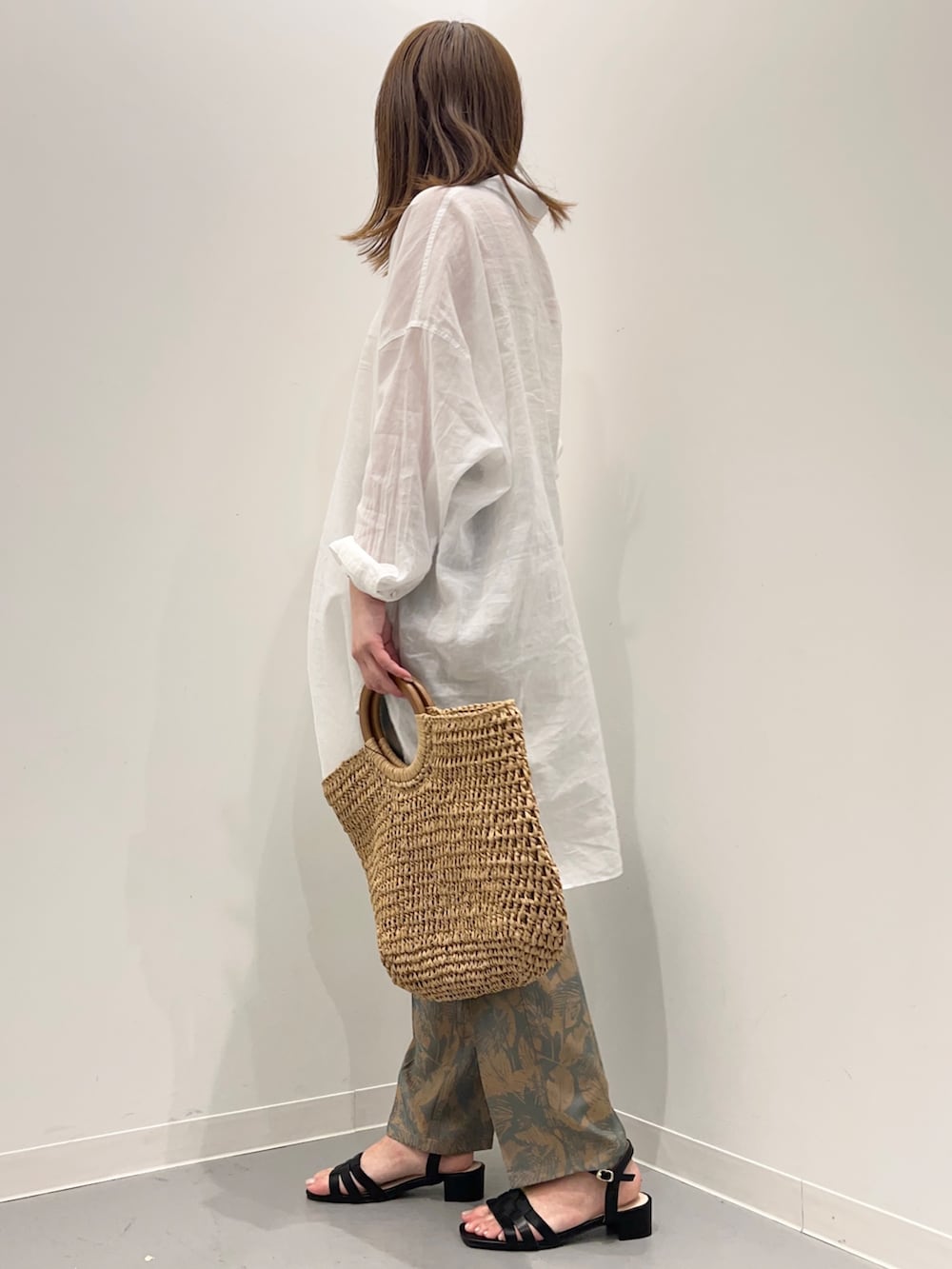 ホワイト系のシャツ/ブラウス、グレー系のその他パンツ、ブラック系のパンプスを着用したレディースの春コーディネートの5枚目の写真