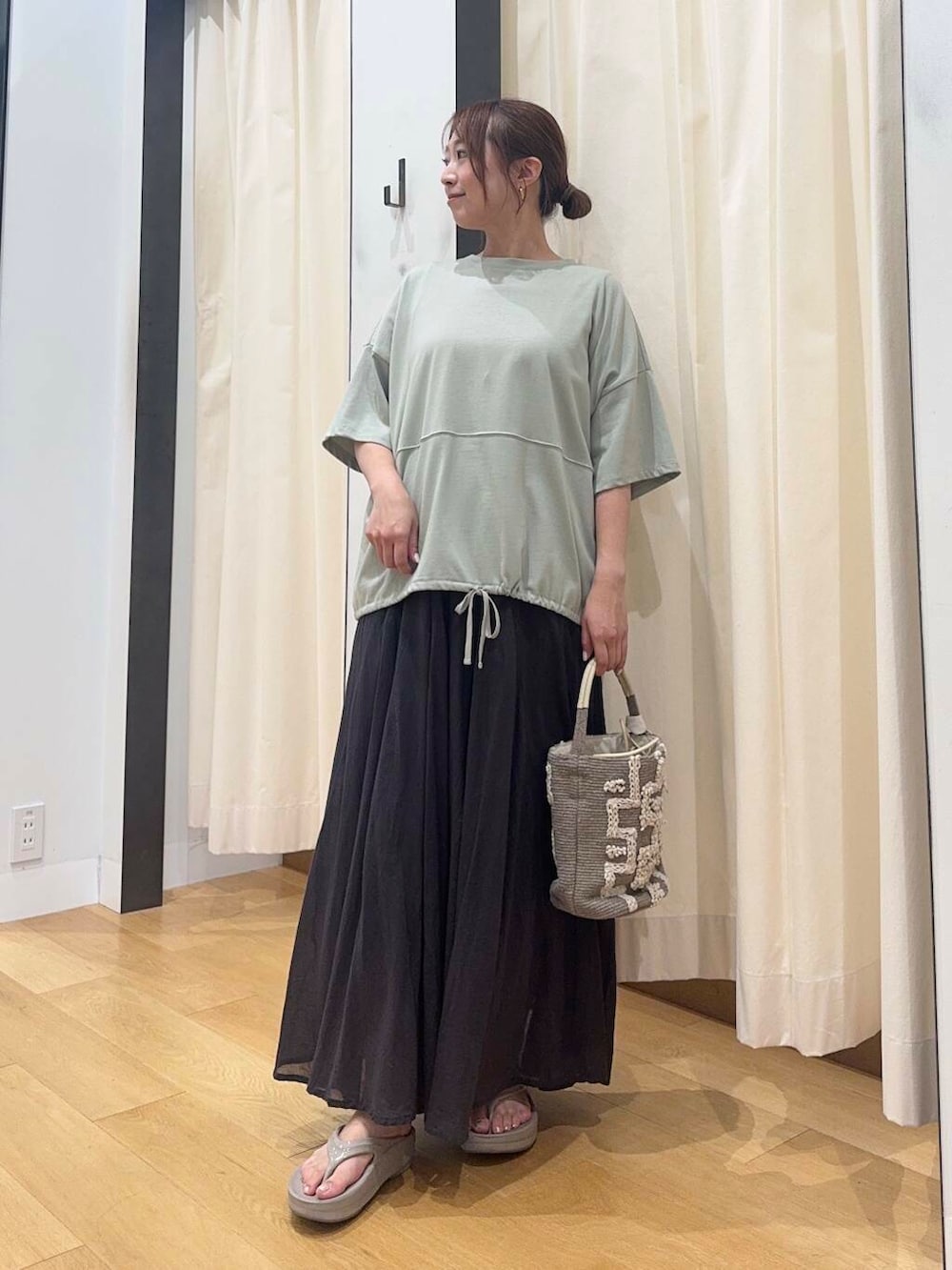 「シンプルコーデ、低身長、newarrival、休日スタイル、低身長コーデ、urstore、154cm、骨格ストレート、イエベ春、30代前半、ストレート×イエベ春、夏フェスコーデ、私が選ぶセールアイテム25ss」｜「OOFOSのOOFOS　Oomega（サンダル、ベージュ系）」を使った、maikoさん（レディース・154cm）の夏コーディネートの4枚目の写真