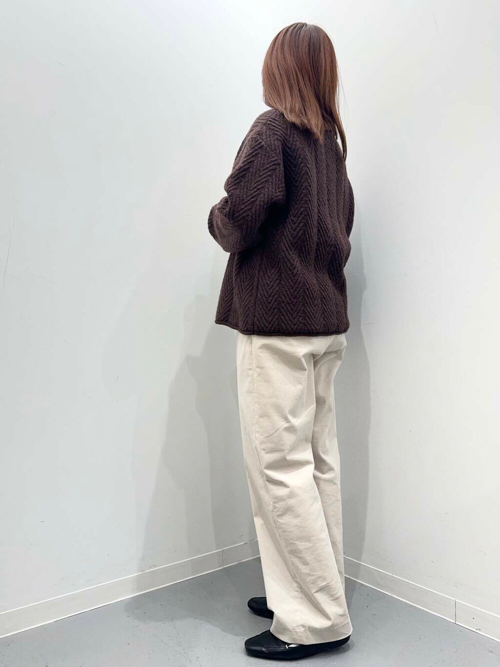 ブラック系のローファー、ブラック系のボストンバッグ、ホワイト系のその他パンツを着用したレディースの冬コーディネートの3枚目の写真