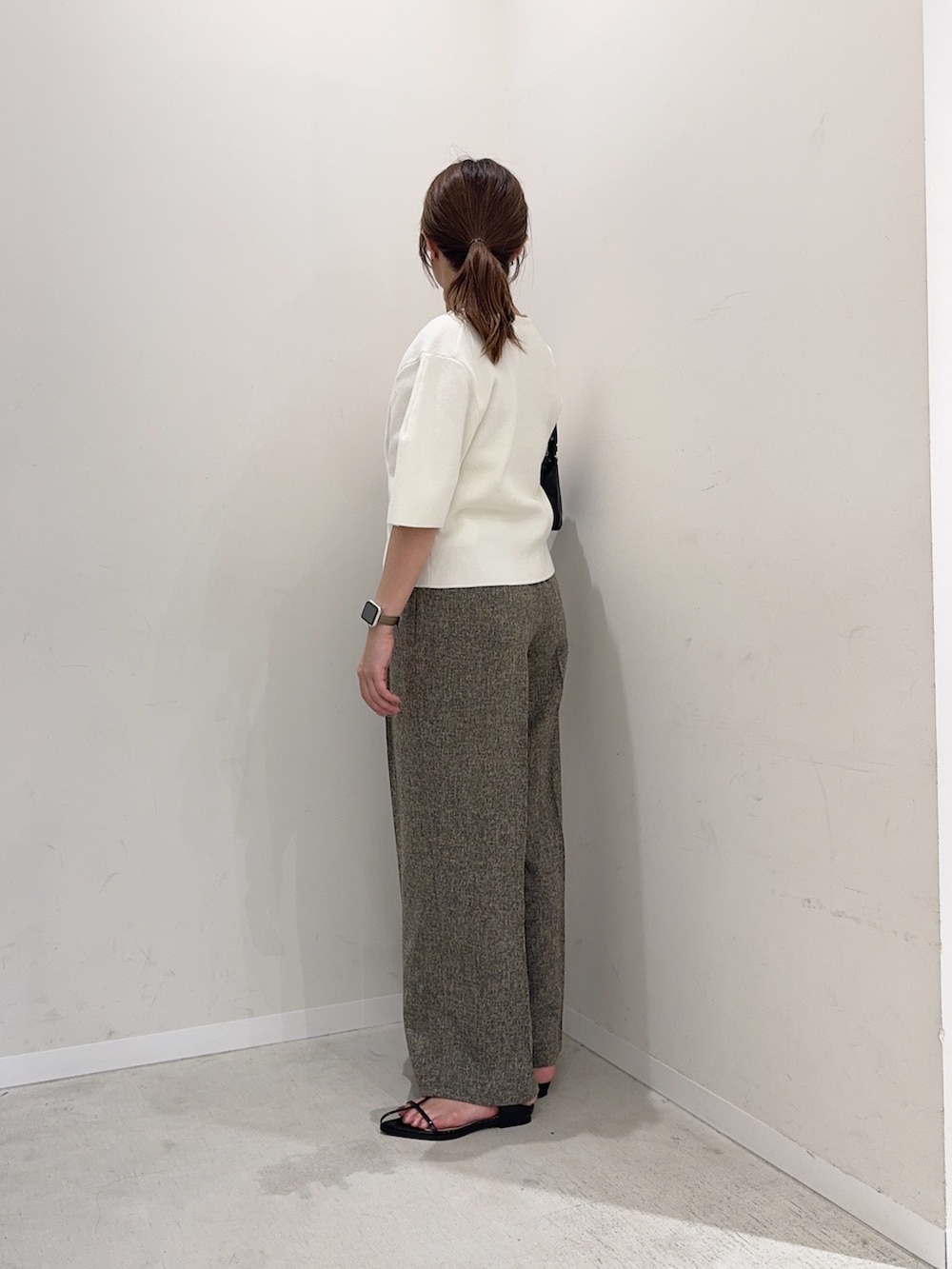 ホワイト系のカーディガン/ボレロ、ベージュ系のその他パンツ、ブラック系のサンダルを着用したレディースの夏コーディネートの4枚目の写真