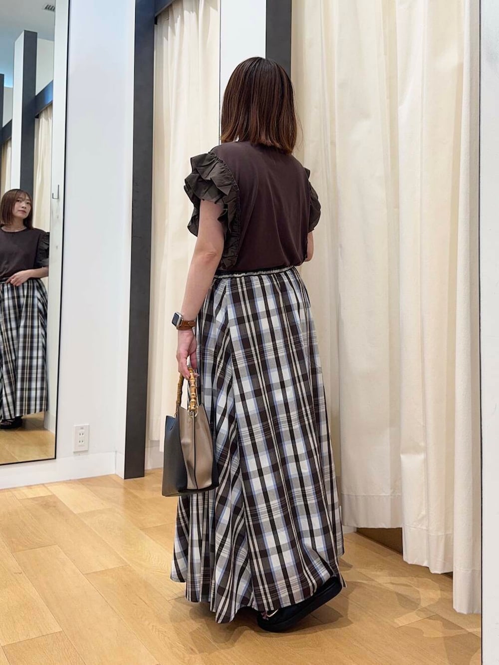 ブラック系のサンダル、ブラウン系のTシャツ/カットソー、ブラック系のハンドバッグを着用したレディースの夏コーディネートの3枚目の写真