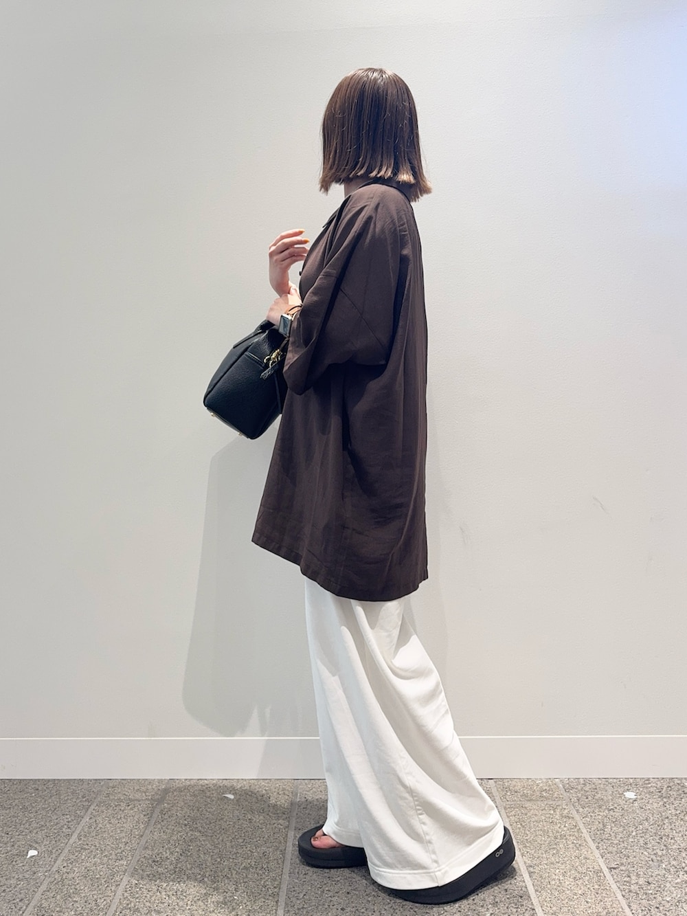 「urstore、154cm、154cmコーデ、骨格ストレート、低身長コーデ、低身長、晩夏カラーコーデ、カジュアル、カジュアルコーデ、ブラウン、シンプルスタイル、旅行コーデ、30代コーデ」｜「URBAN RESEARCHのハーフスリーブシアーワイドシャツ（シャツ/ブラウス、ブラウン系）」を使った、maikoさん（レディース・154cm）の夏コーディネートの3枚目の写真