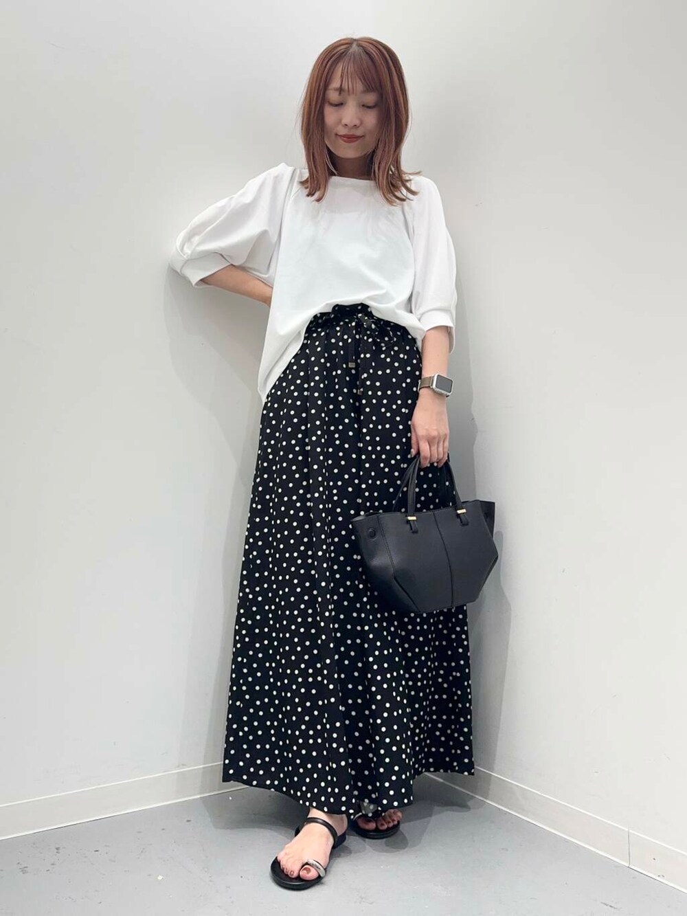 ホワイト系のTシャツ/カットソー、ブラック系のサンダル、ブラック系のショルダーバッグを着用したレディースの夏コーディネートの2枚目の写真