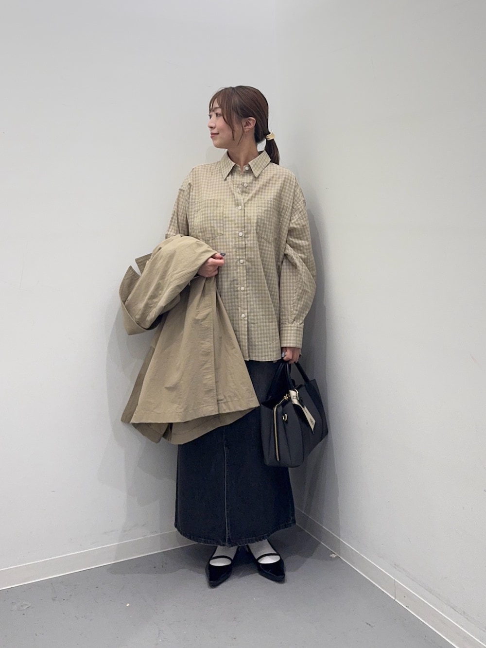 ベージュ系のその他アウター、ベージュ系のシャツ/ブラウス、ブラック系のスカートを着用したレディースの春コーディネートの4枚目の写真