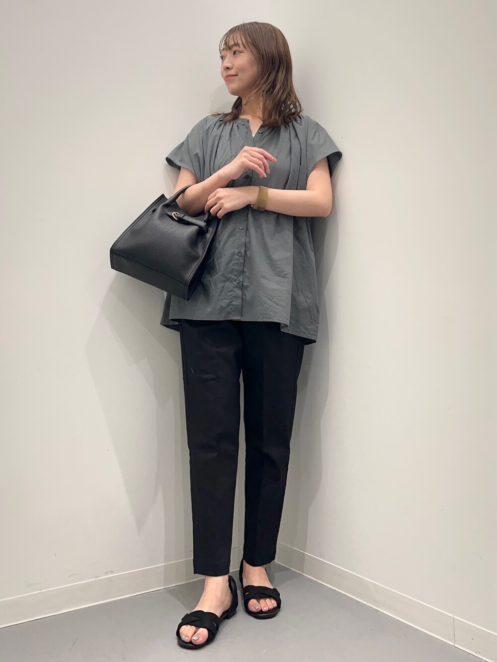 グリーン系のシャツ/ブラウス、ブラック系のその他パンツを着用したレディースの夏コーディネートの6枚目の写真