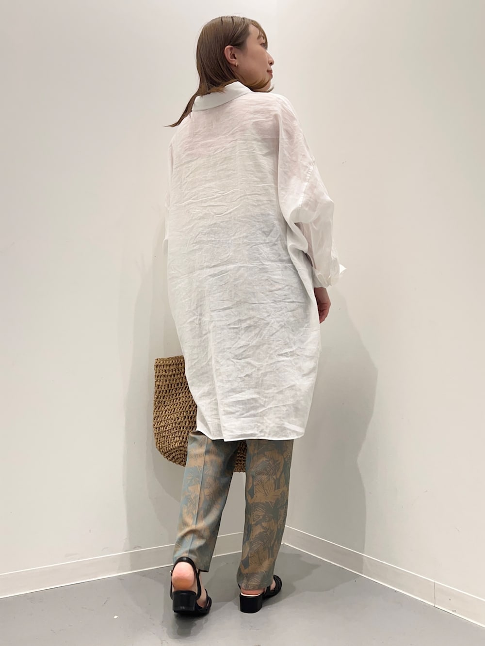 ホワイト系のシャツ/ブラウス、グレー系のその他パンツ、ブラック系のパンプスを着用したレディースの春コーディネートの6枚目の写真