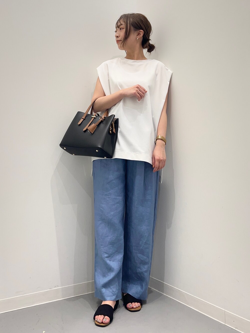 ホワイト系のTシャツ/カットソー、ブルー系のその他パンツ、ブラック系のサンダルを着用したレディースの夏コーディネートの2枚目の写真