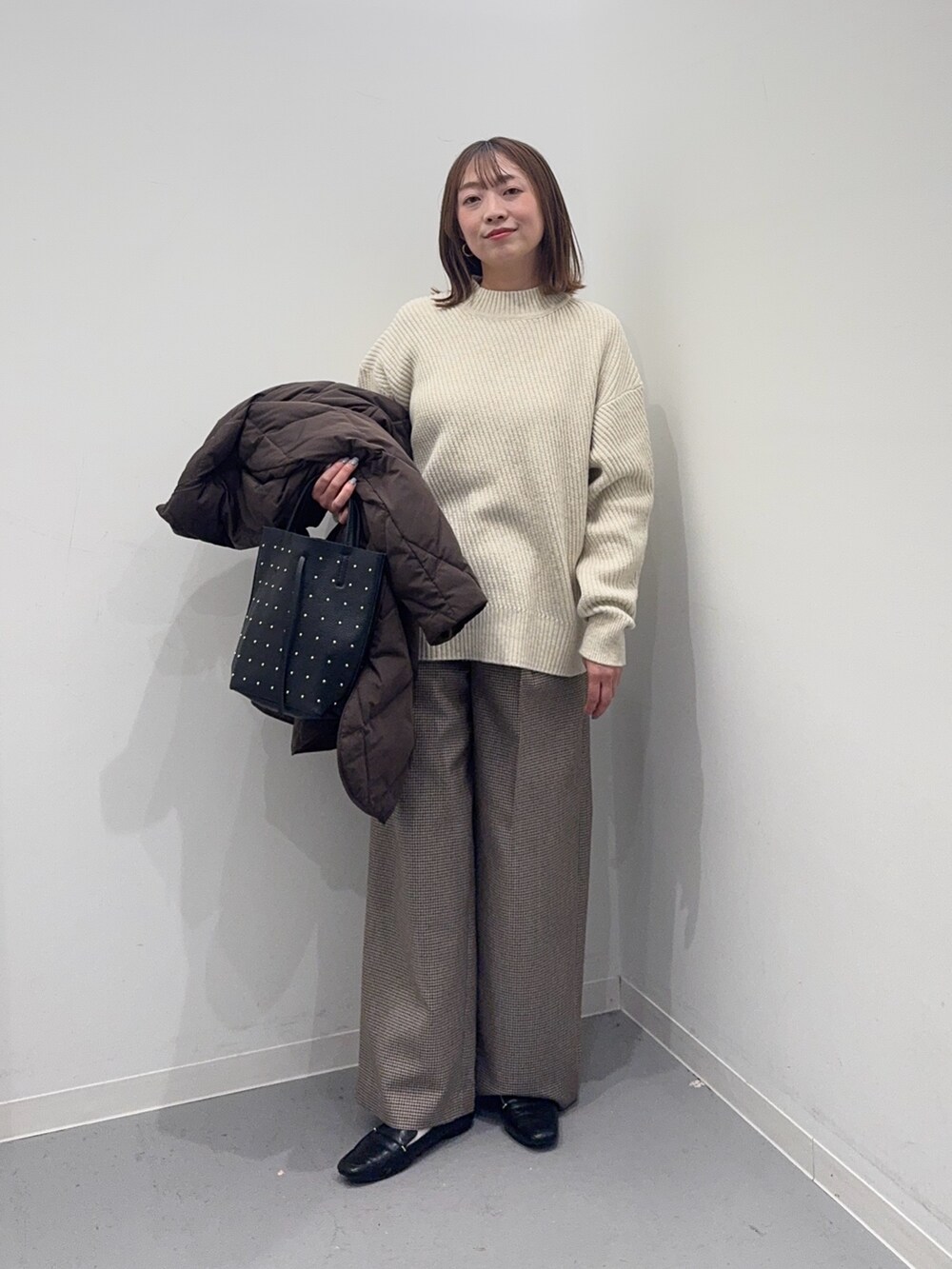 ブラウン系のダウンジャケット/コート、グリーン系のその他パンツ、ブラック系のローファーを着用したレディースの冬コーディネートの7枚目の写真