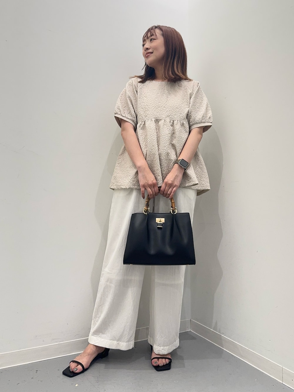 ベージュ系のシャツ/ブラウス、ブラック系のサンダル、ホワイト系のその他パンツを着用したレディースの夏コーディネートの6枚目の写真