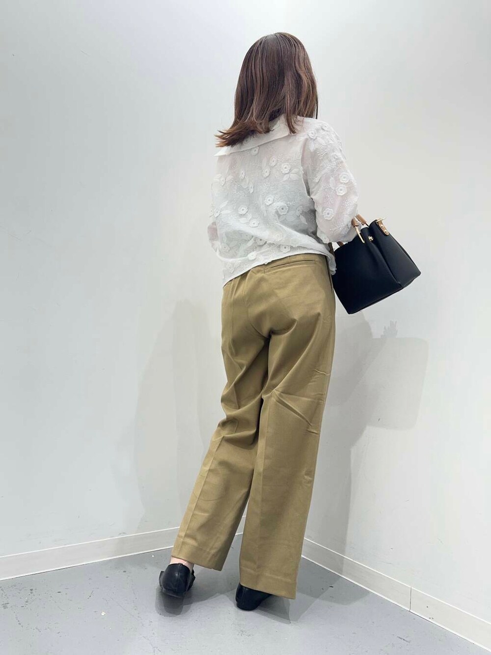 ブラック系のローファー、ブラック系のトートバッグ、ベージュ系のその他パンツを着用したレディースの秋コーディネートの4枚目の写真