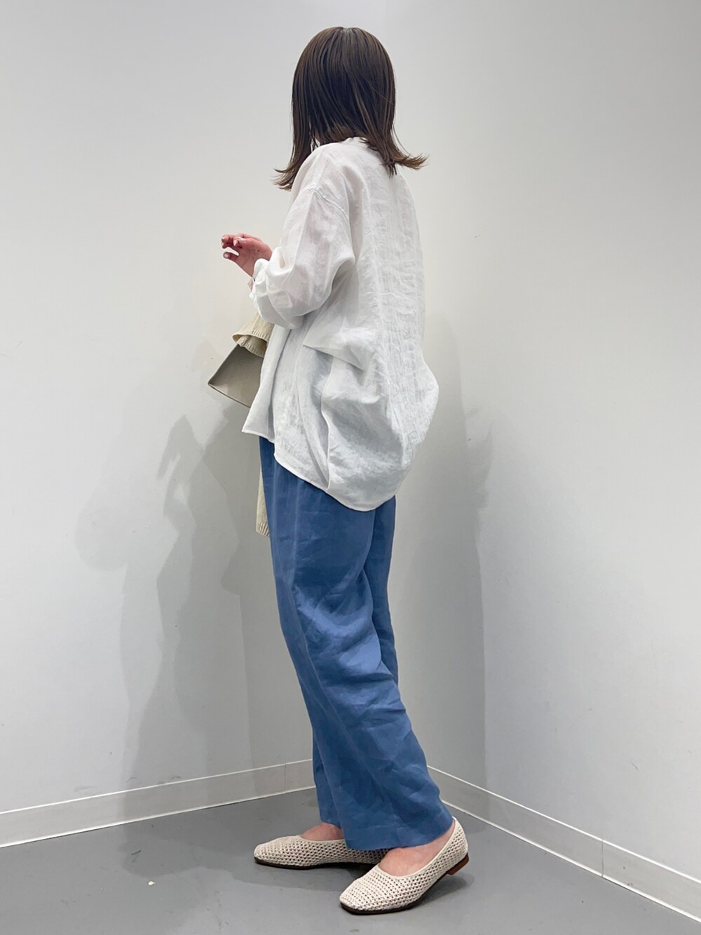 ホワイト系のシャツ/ブラウス、ブルー系のその他パンツ、ホワイト系のカーディガン/ボレロを着用したレディースの春コーディネートの3枚目の写真