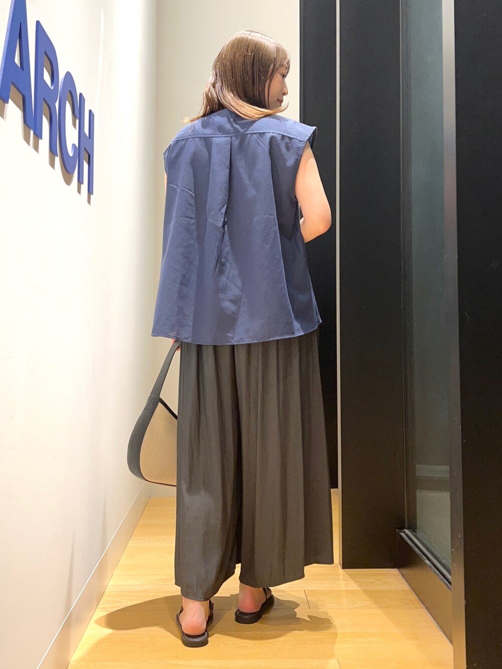 ブルー系のシャツ/ブラウス、ブラック系のその他パンツを着用したレディースの夏コーディネートの5枚目の写真