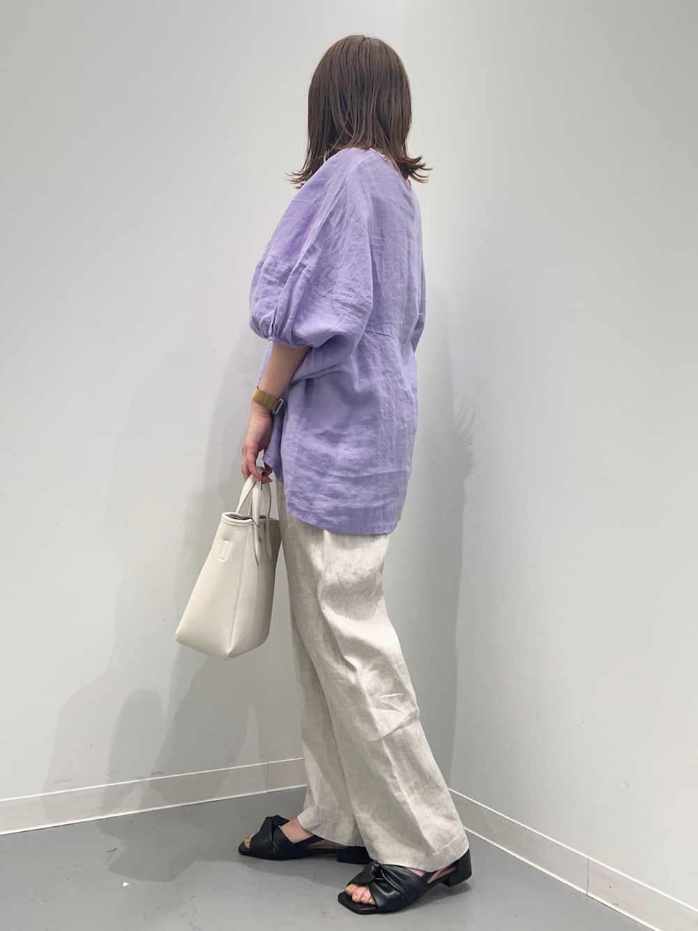 パープル系のシャツ/ブラウス、ベージュ系のその他パンツ、ホワイト系のトートバッグを着用したレディースの春コーディネートの6枚目の写真