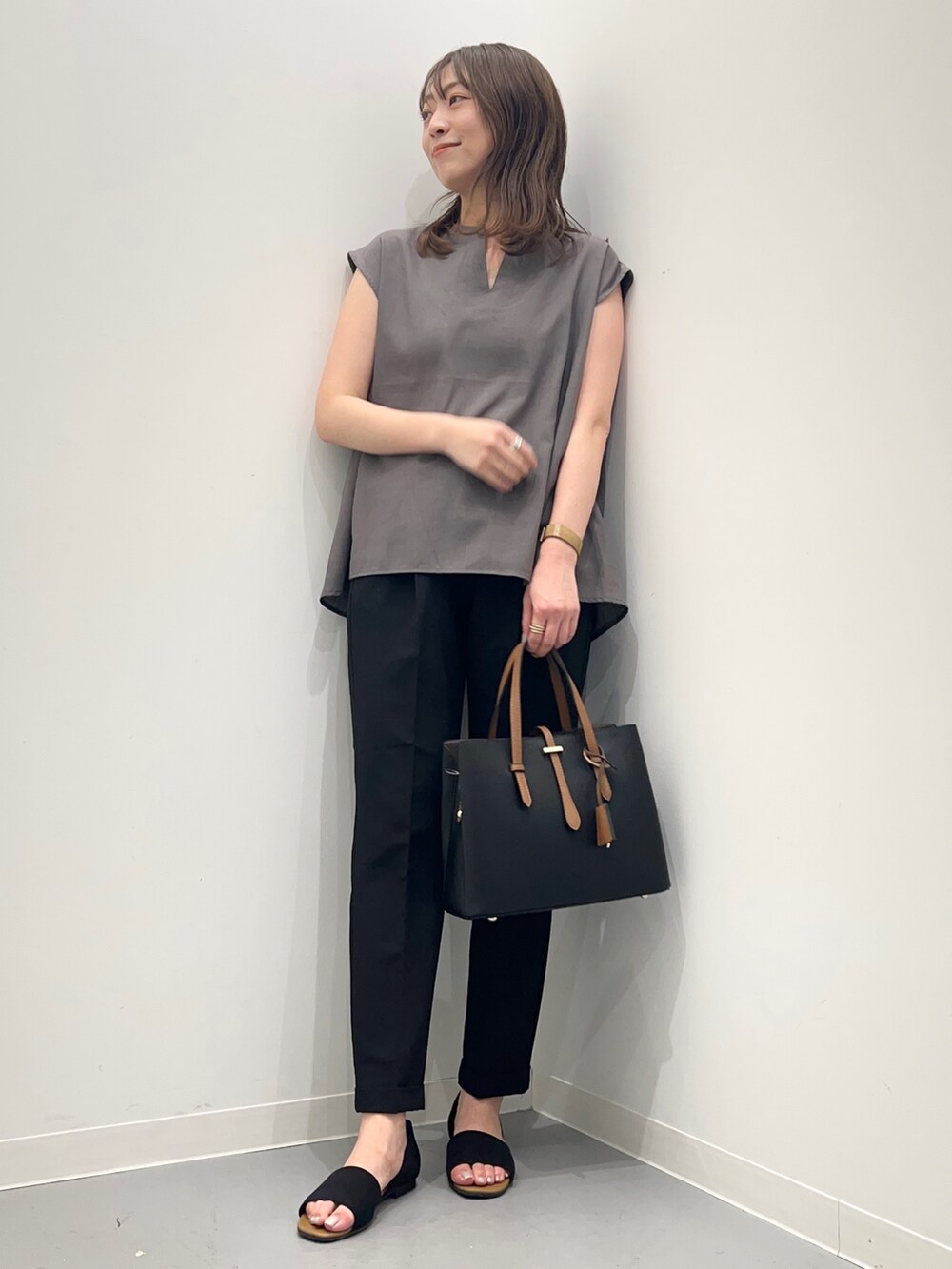 グレー系のシャツ/ブラウス、ブラック系のその他パンツを着用したレディースの夏コーディネートの2枚目の写真