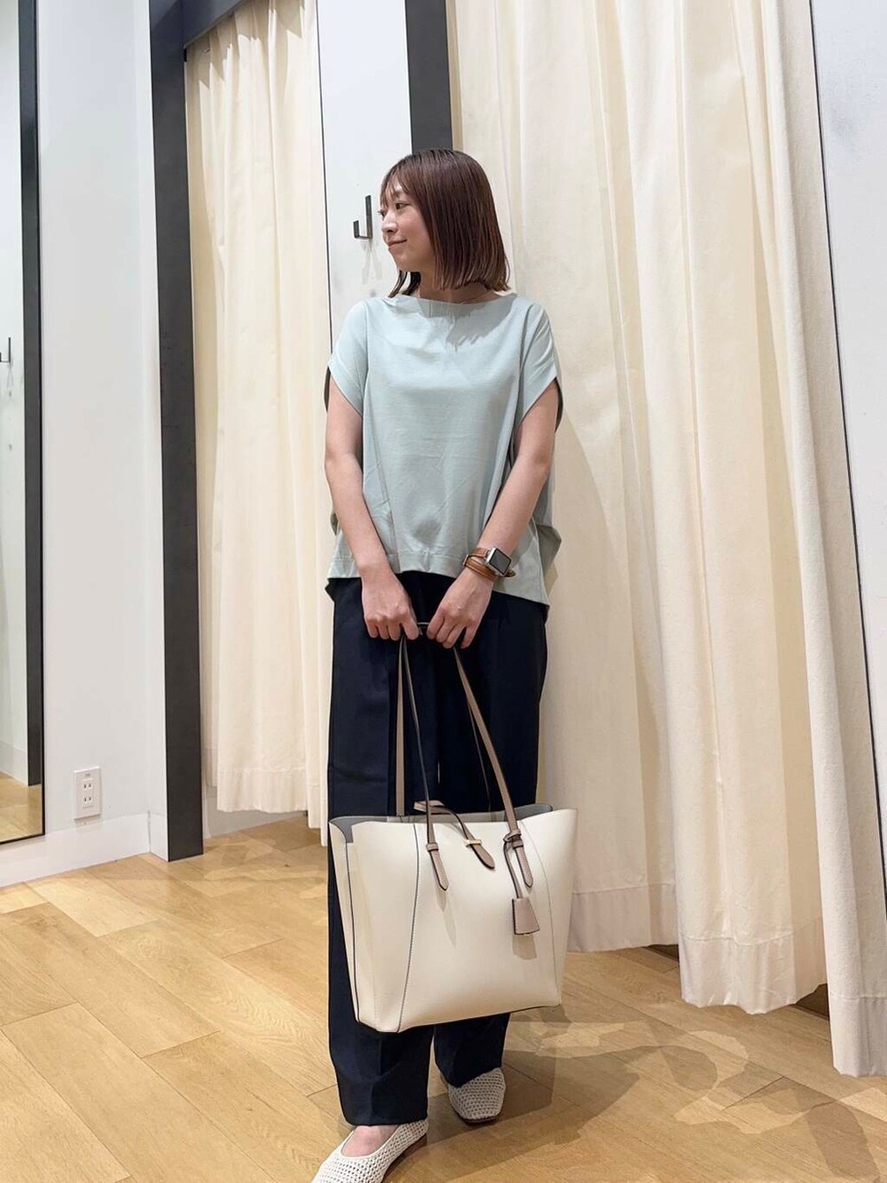 ホワイト系のトートバッグ、グリーン系のTシャツ/カットソー、ホワイト系のバレエシューズを着用したレディースの夏コーディネートの2枚目の写真