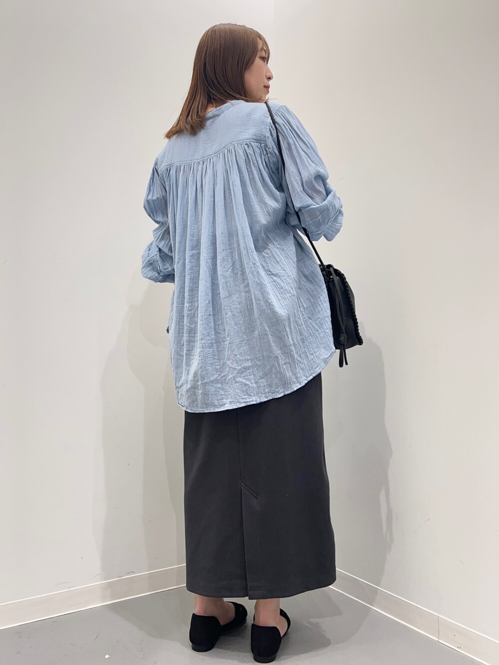 ブルー系のシャツ/ブラウス、グレー系のスカートを着用したレディースの春コーディネートの5枚目の写真