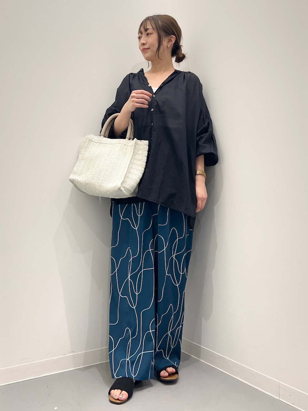 ブラック系のシャツ/ブラウス、ブルー系のその他パンツを着用したレディースの夏コーディネートの3枚目の写真