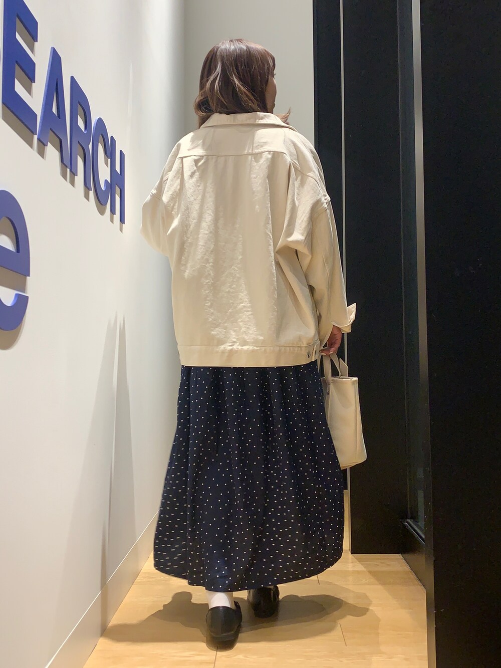 「RODE SKOの【MADE IN JAPAN】ELLA やわビットローファー（ローファー、ブラック系）」を使った、maikoさん（レディース・154cm）の春コーディネートの3枚目の写真