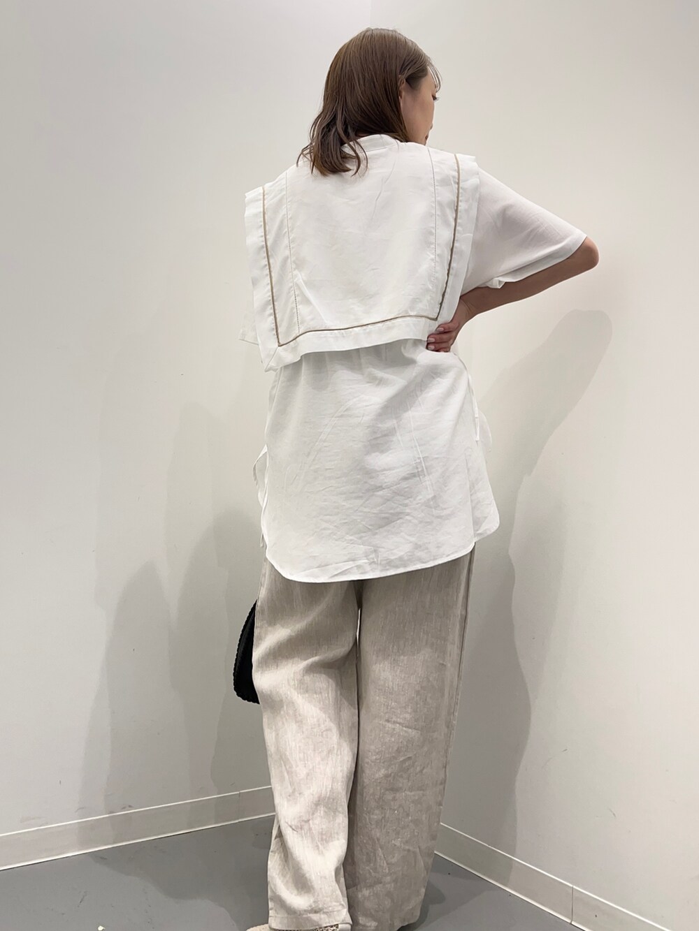 ホワイト系のシャツ/ブラウス、ベージュ系のその他パンツ、ホワイト系のパンプスを着用したレディースの春コーディネートの4枚目の写真