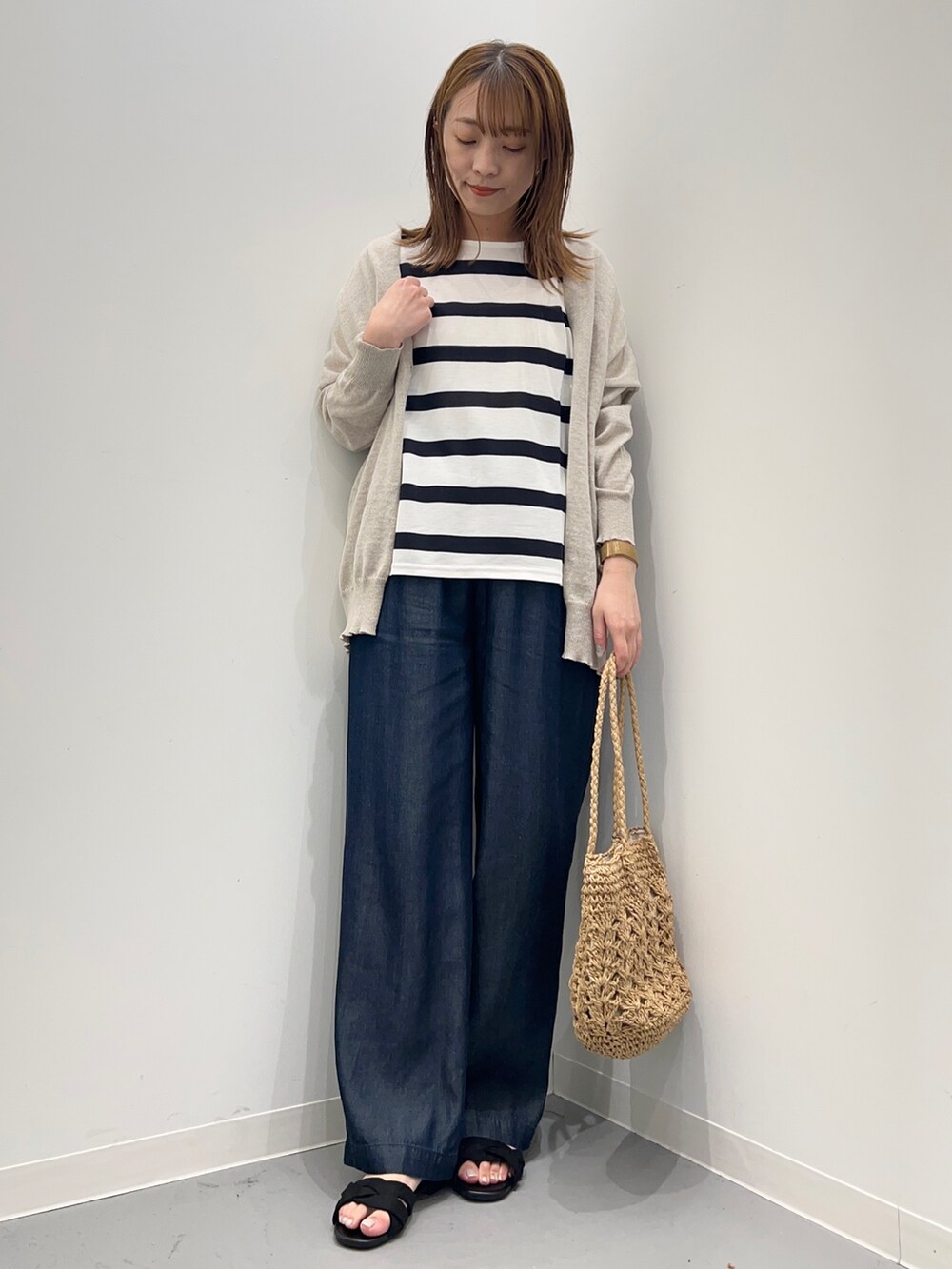 ブルー系のその他パンツ、ブルー系のTシャツ/カットソー、ベージュ系のカーディガン/ボレロを着用したレディースの春コーディネートの2枚目の写真