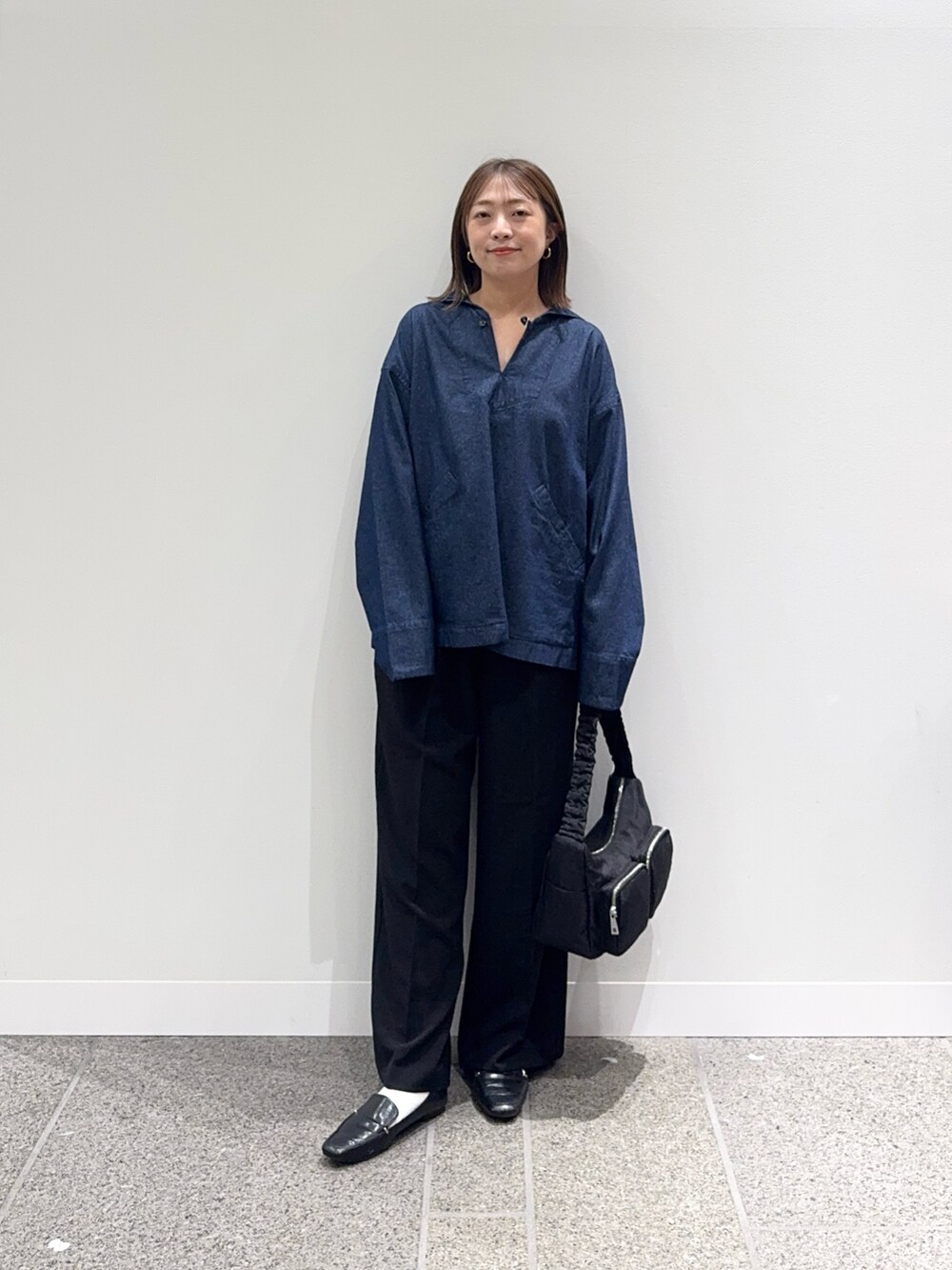 ブルー系のシャツ/ブラウス、ブラック系のその他パンツ、ブラック系のローファーを着用したレディースの秋コーディネートの4枚目の写真