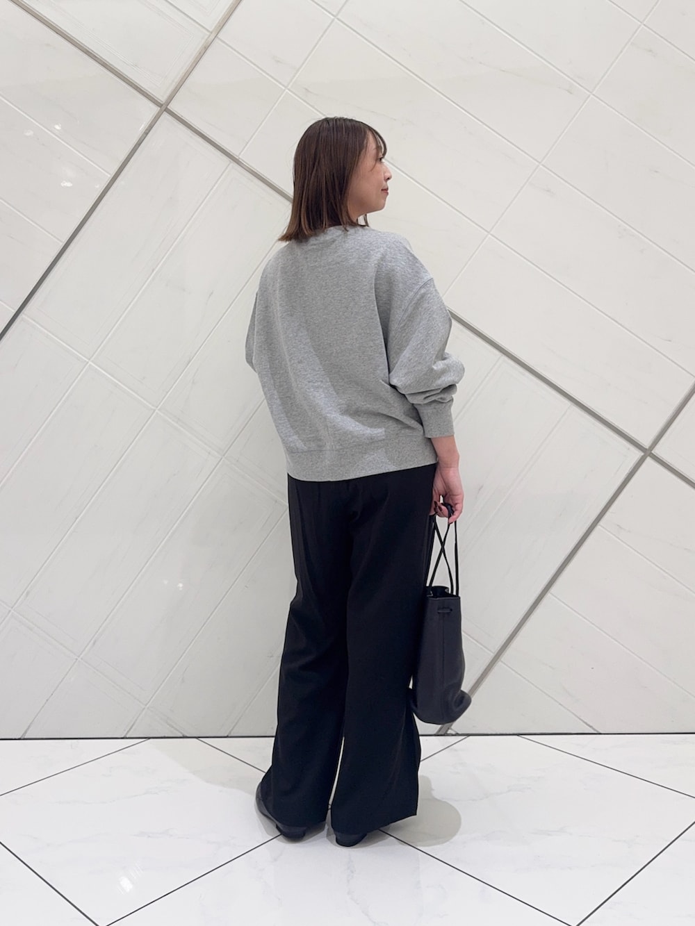 グレー系のカーディガン/ボレロ、ブラック系のその他パンツ、ブラック系のショルダーバッグを着用したレディースの秋コーディネートの4枚目の写真