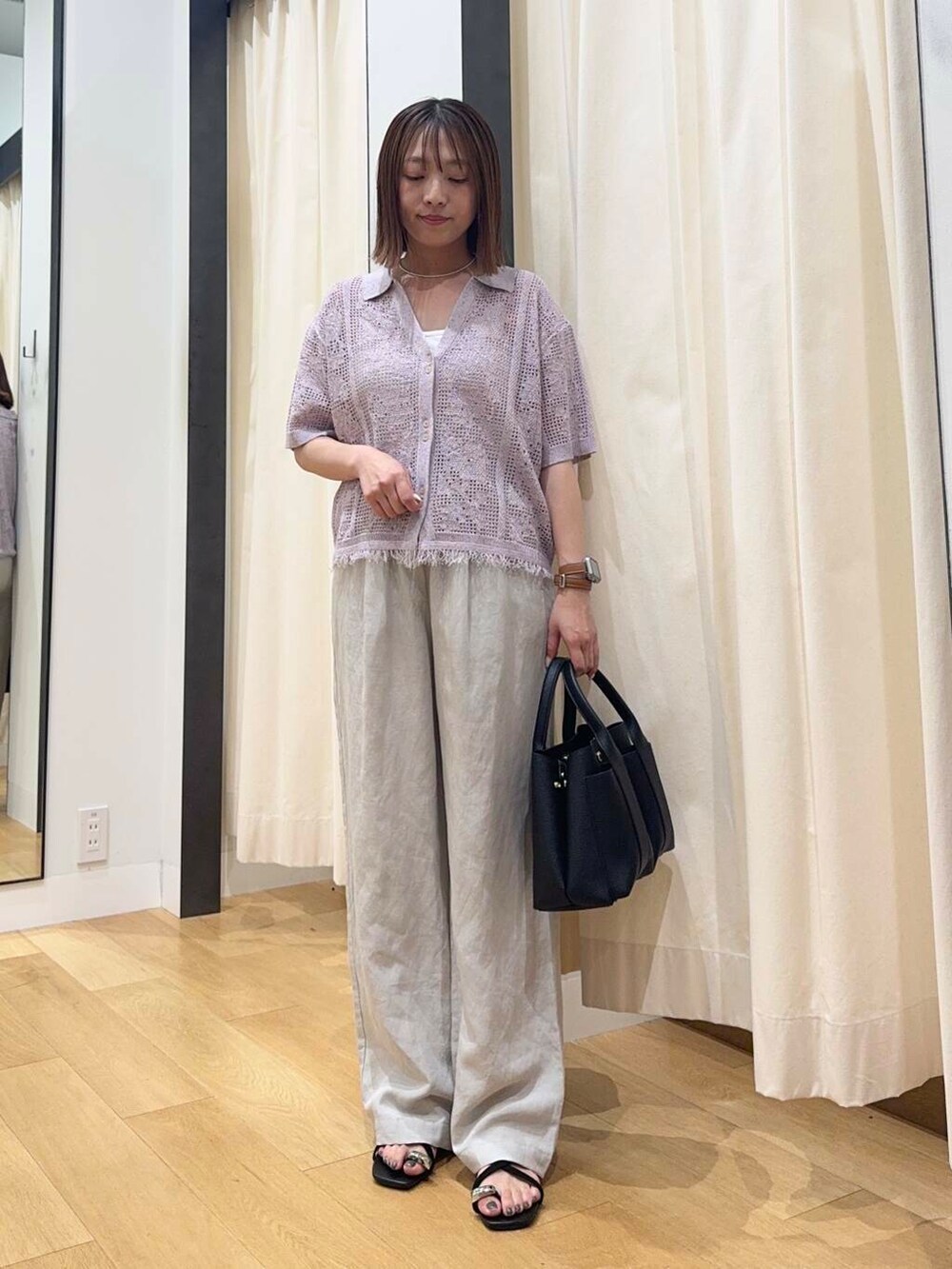 ホワイト系のトートバッグ、ベージュ系のその他パンツ、ブラック系のサンダルを着用したレディースの夏コーディネートの2枚目の写真