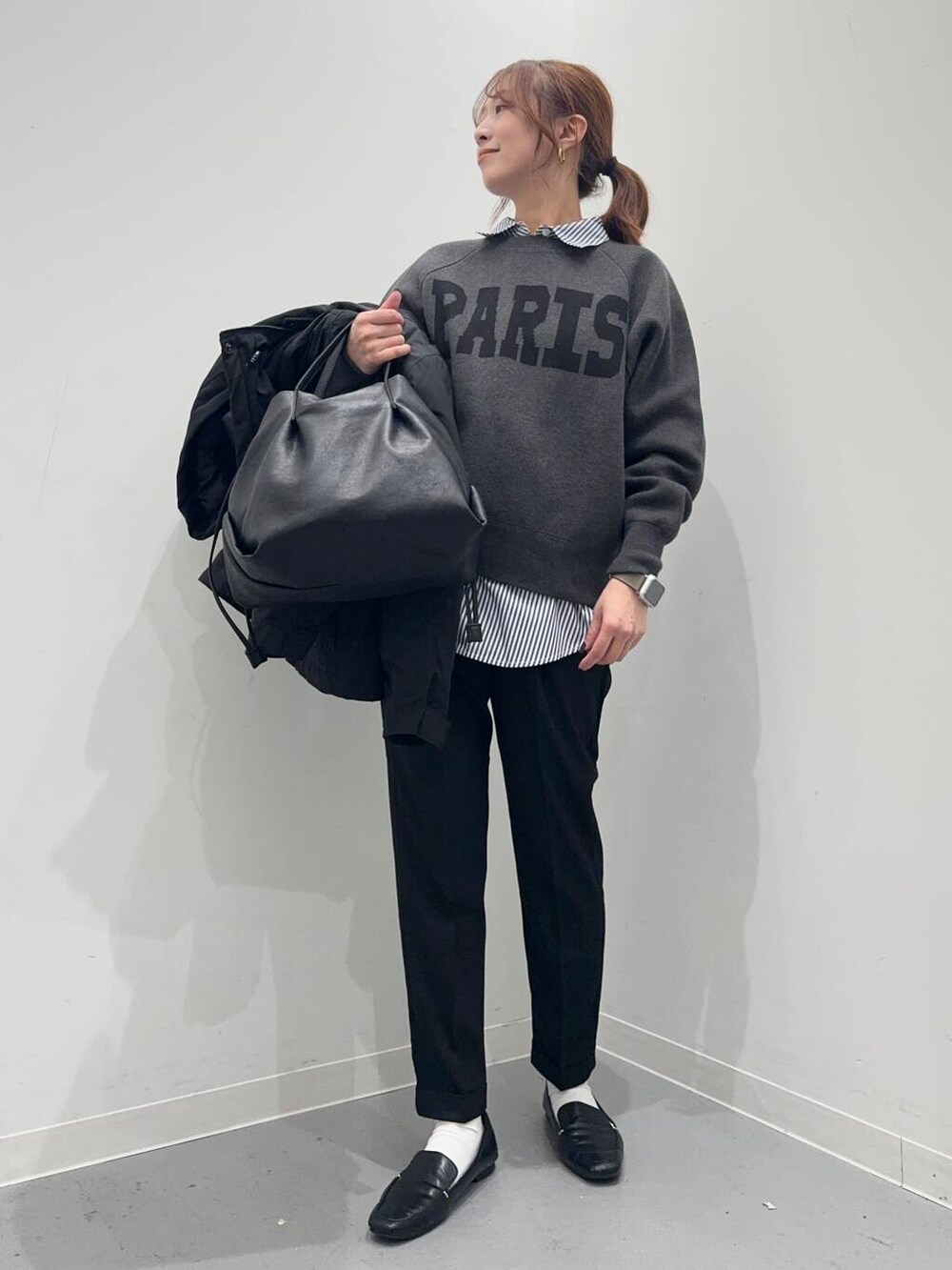 ブラック系のローファー、ブラック系のショルダーバッグ、ブルー系のシャツ/ブラウスを着用したレディースの冬コーディネートの6枚目の写真