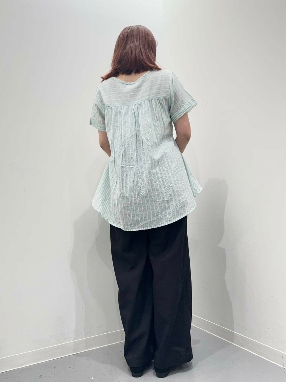 ブラック系のサンダル、ブラック系のその他パンツ、グリーン系のシャツ/ブラウスを着用したレディースの夏コーディネートの4枚目の写真