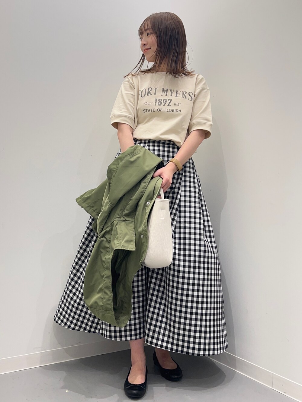 その他のスカート、ベージュ系のTシャツ/カットソー、グリーン系のその他アウターを着用したレディースの春コーディネートの7枚目の写真