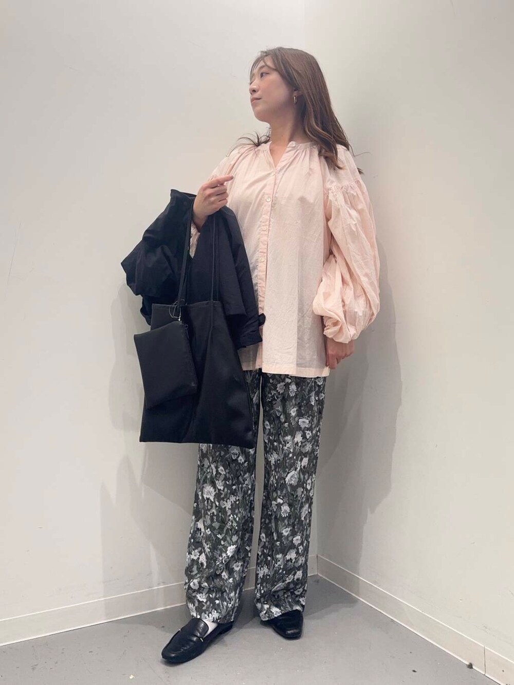 ブラック系のローファー、ブラック系のトートバッグ、ブラック系のマウンテンパーカーを着用したレディースの春コーディネートの2枚目の写真